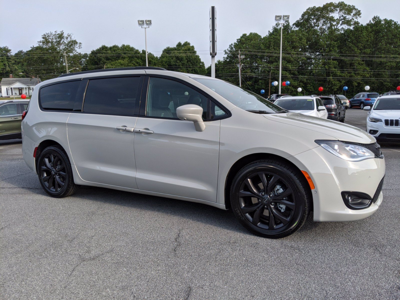 Chrysler pacifica touring l